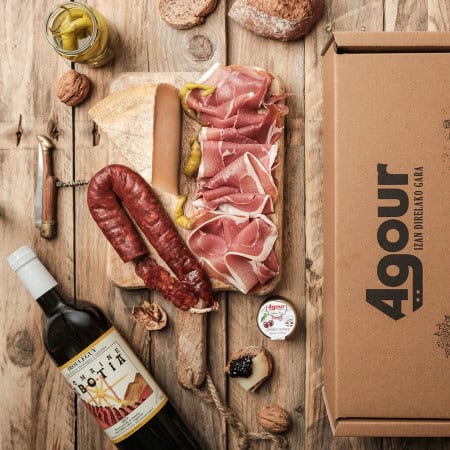 BOX GOURMANDE DU PAYS BASQUE FROMAGERIE MAISON AGOUR ETXEA CHARCUETERIE FROMAGE VIN CONFITURE CERISE