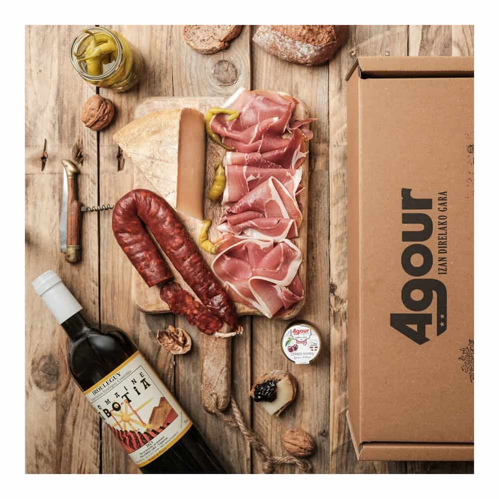 BOX GOURMANDE DU PAYS BASQUE FROMAGERIE MAISON AGOUR ETXEA CHARCUETERIE FROMAGE VIN CONFITURE CERISE