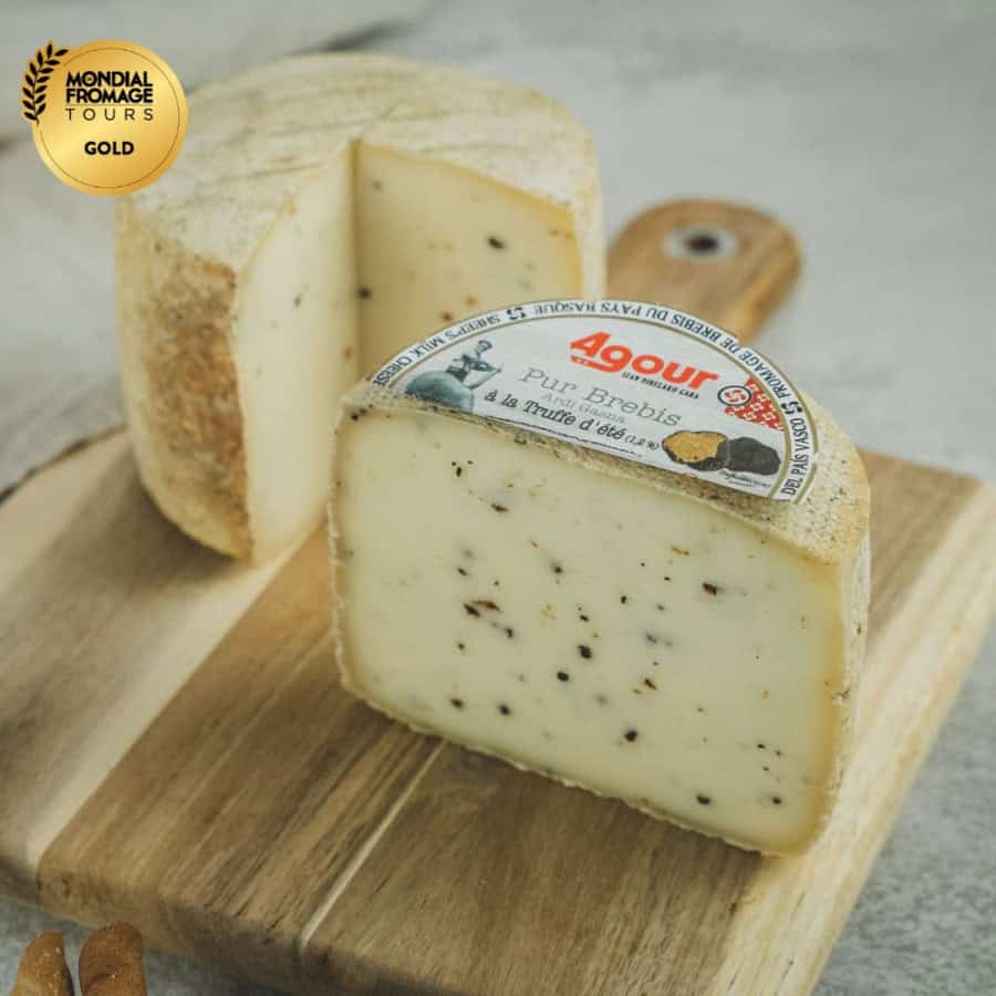 TOMMETTE DE BREBIS À LA TRUFFE MAISON AGOUR MÉDAILLE D’OR MONDIAL DU FROMAGE 2025 TOMMETTE DE BREBIS À LA TRUFFE MAISON AGOUR MÉDAILLE D’OR MONDIAL DU FROMAGE 2025