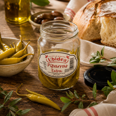 Guindillas, savoureux piments vinaigrés du Pays Basque.