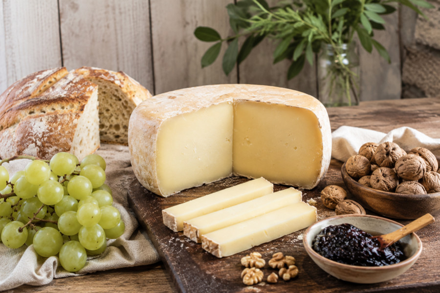 Comment choisir un Ossau-Iraty AOP ? Le guide pour reconnaître un fromage d'exception
