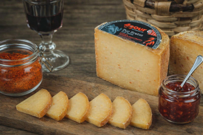 Le fromage de brebis au piment d’Espelette : l’alliance emblématique de la gastronomie basque