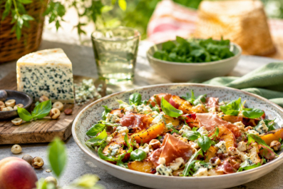Salade estivale de pêches grillées, jambon de Bayonne, Bleur de Brebis Urdiña et noisettes